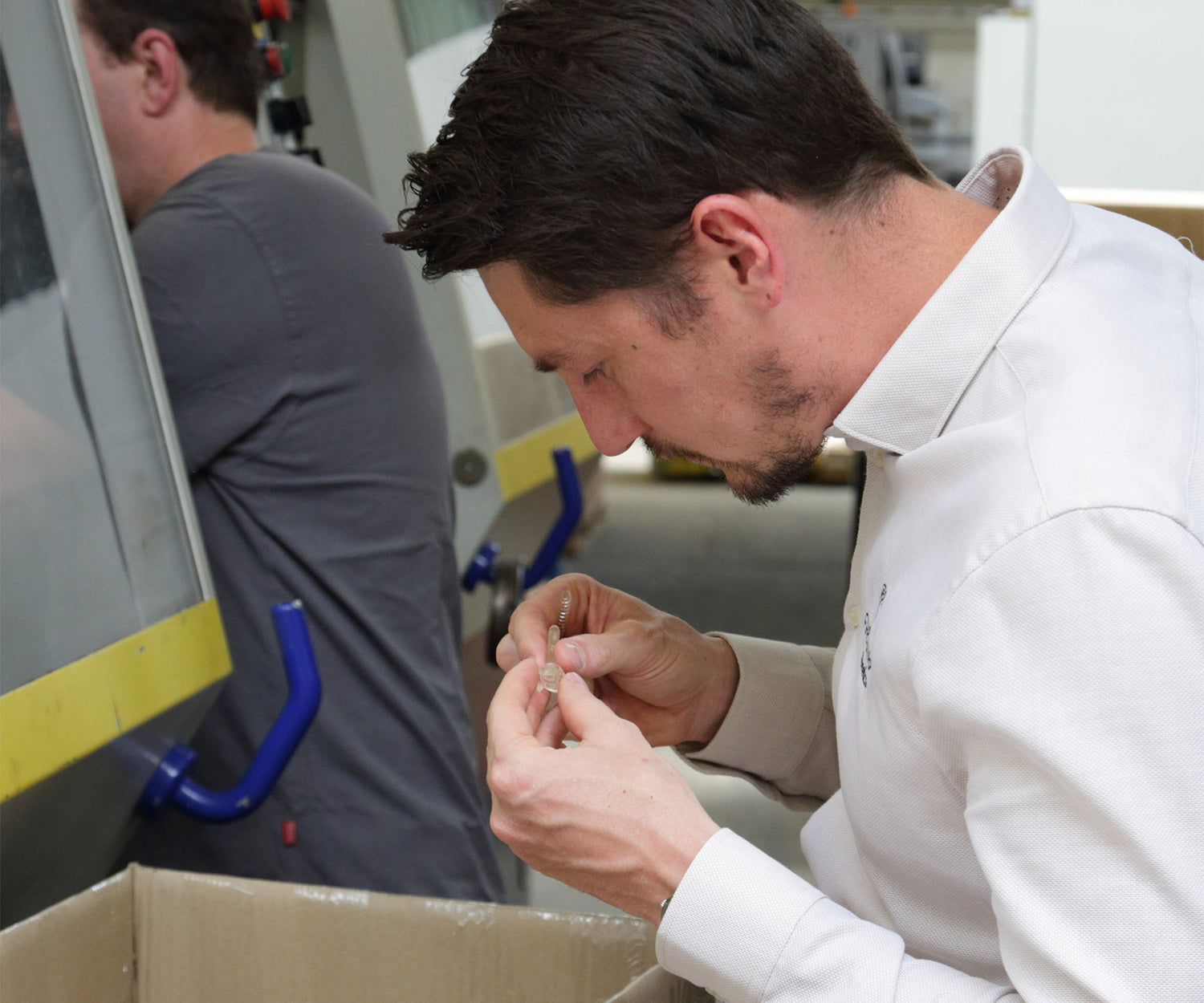 Patrick beim Kontrollieren der Bauteile der Nachfüllkartusche