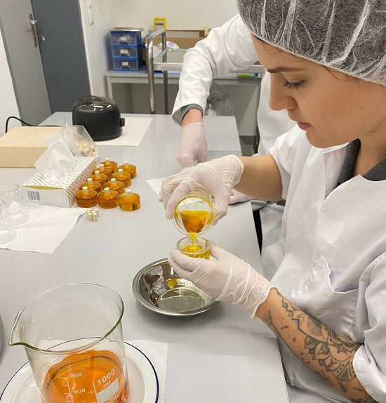 Hannah beim Abfüllen der freemee-Kosmetik