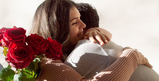 Hannah und Patrick umarmen sich