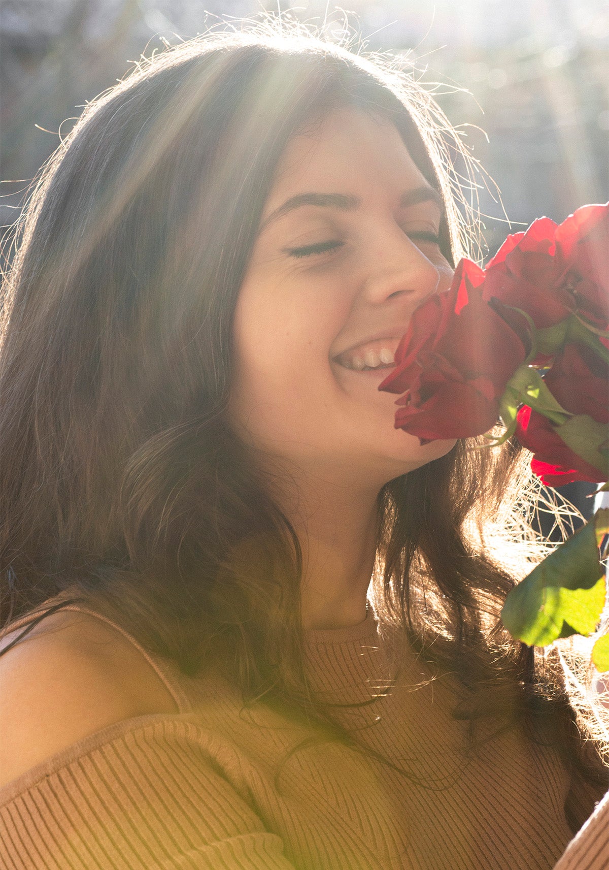 glückliche Hannah mit Rosen