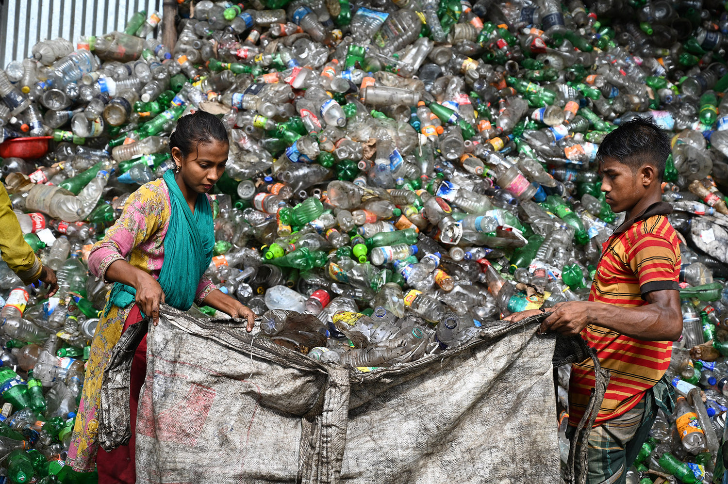Kinder im Plastikmüll in Marokko