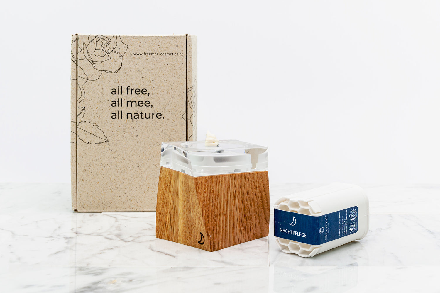 Das freemee Nachtpflege-Set mit Echtholztiegel in Eiche und Nachfüllkartusche