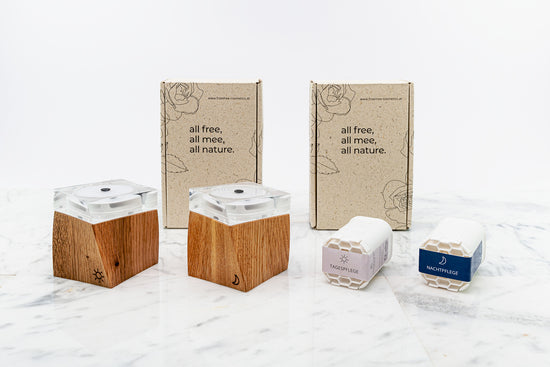 Das freemee-Komplettpaket mit zwei Echtholztiegel in Eiche und Tages- und Nachtpflege