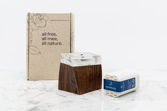 Das freemee Nachtpflege-Set mit Echtholztiegel in Nuss und Nachfüllkartusche