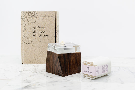 Das freemee Tagespflege-Set mit Echtholztiegel in Nuss und Nachfüllkartusche